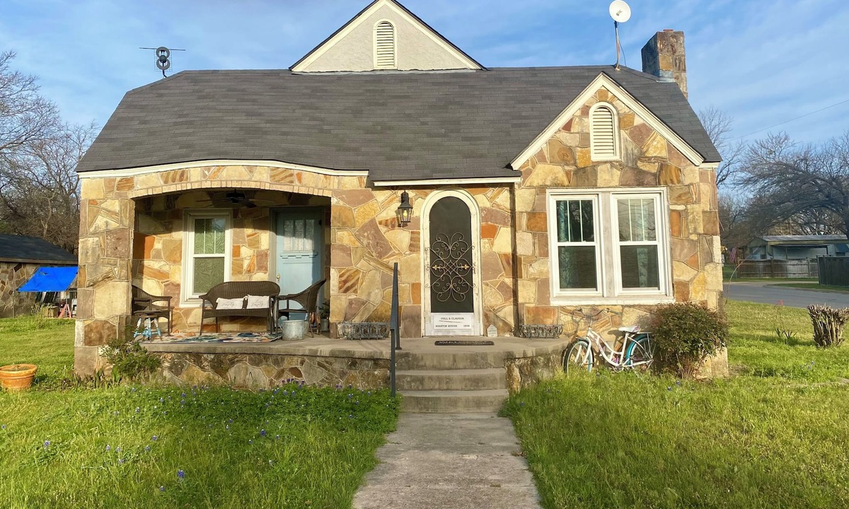 Glen Rose Cottage | A unique Charming 2-bedroom cottage in Glen Rose, Texas