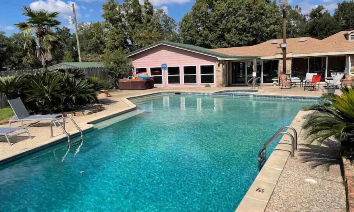 Milton House | Acadie EVENT Retreat w/POOL for 14+ w/GameRoom
