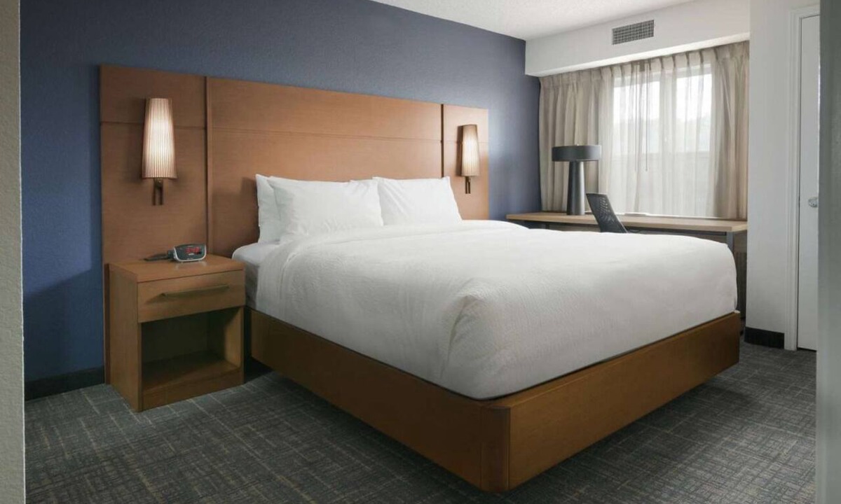 Fossil Creek Hotel | Affordability Meets Comfort! Outdoor Pool & FREE Parking! Near Modern Art Museum
