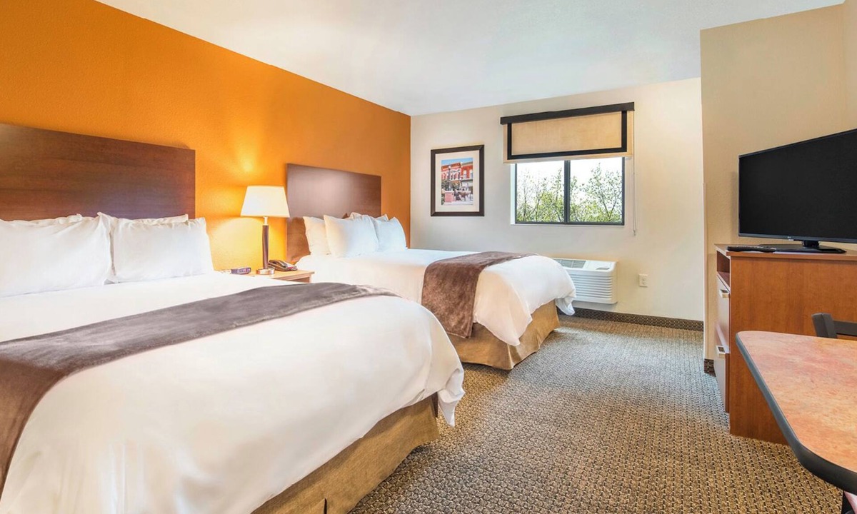 Billings Hotel | Affordable Billings Stay w/Kitchen – Pet-Friendly Room Near Parks & Attractions