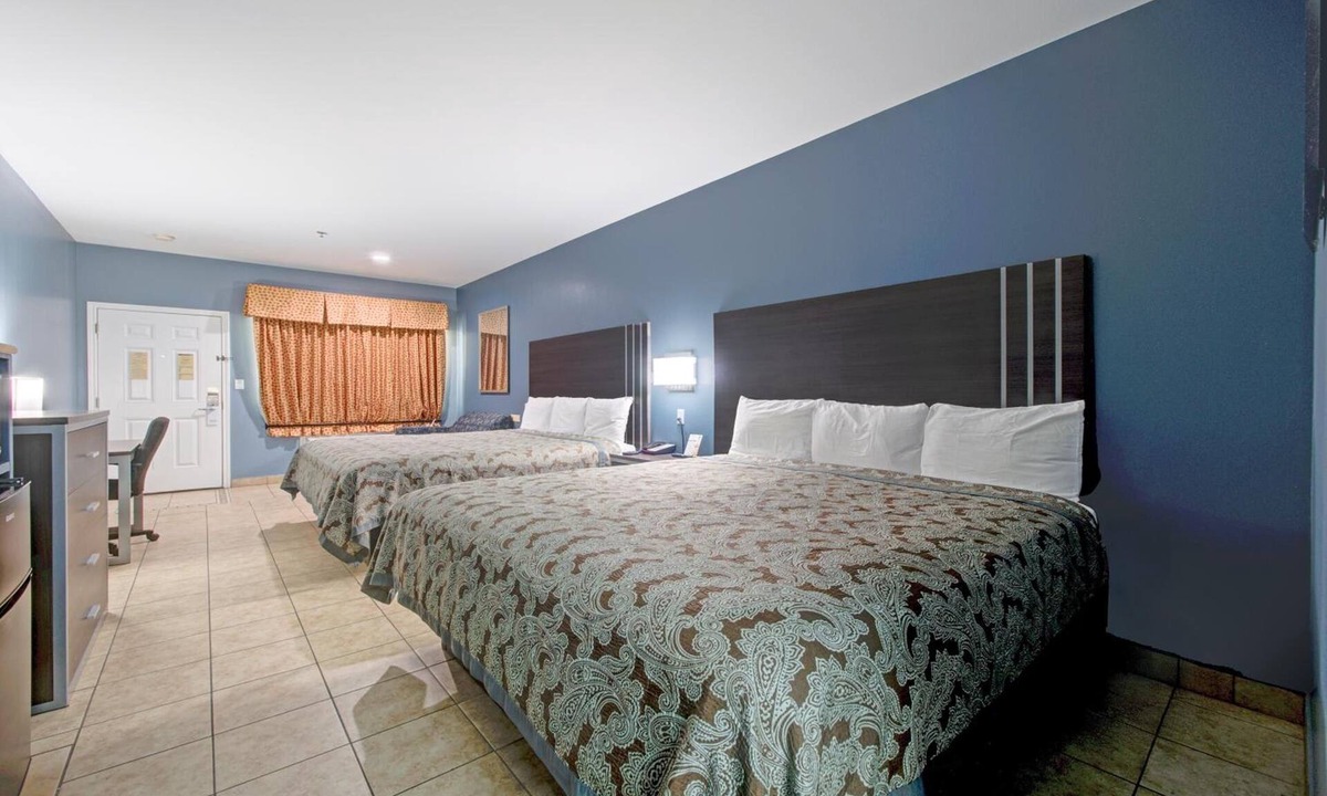 Weslaco Hotel | Affordable Stay w/2 King Beds + Free Parking Close to Downtown Weslaco - 1.7 mi
