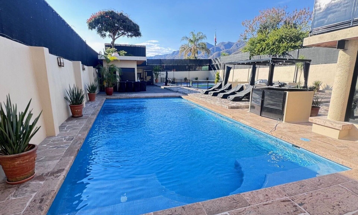 San Antonio Tlayacapan House | Ajijic Modern 2 Bedroom -Salt Pool -Bikes - Patio -Gym -Pickleball Court - BBQ
