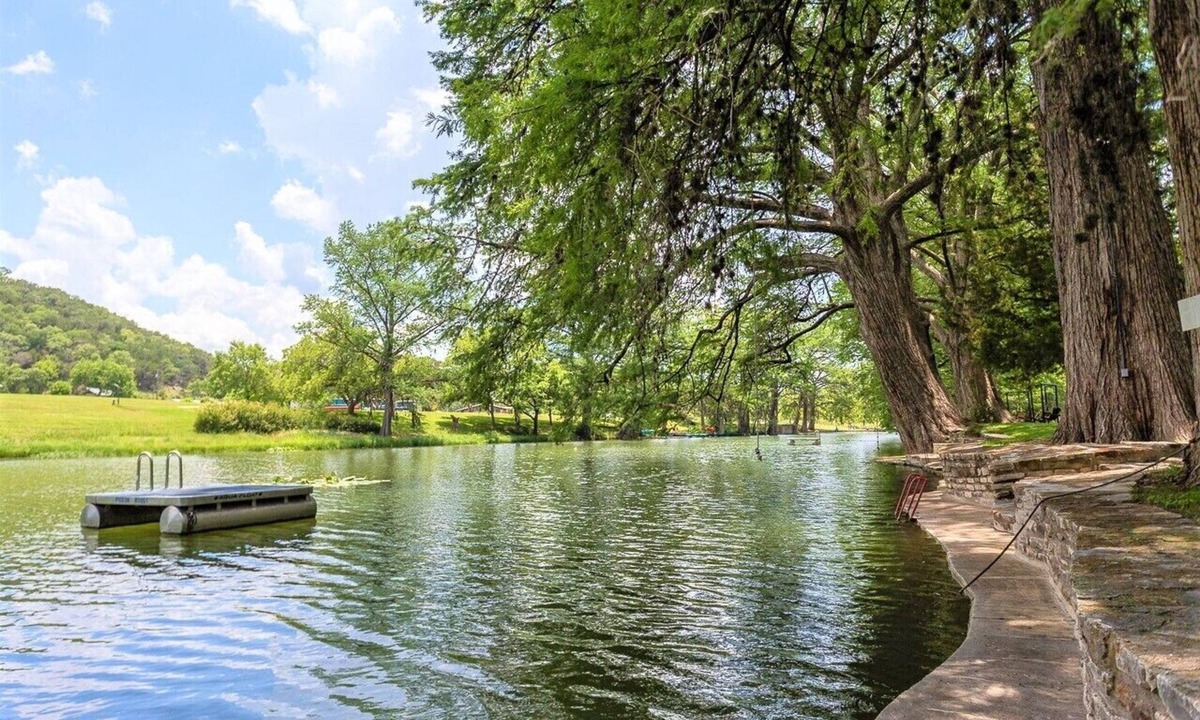 Hunt House | Amazing Private Riverfront! Rope swing, floating and concrete Dock! Sleeps 10!
