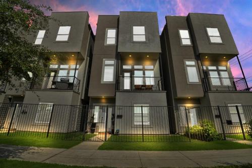 East Downtown Houston House | AMAZING ROOFTOP DOWNTOWN SKYLINE Views