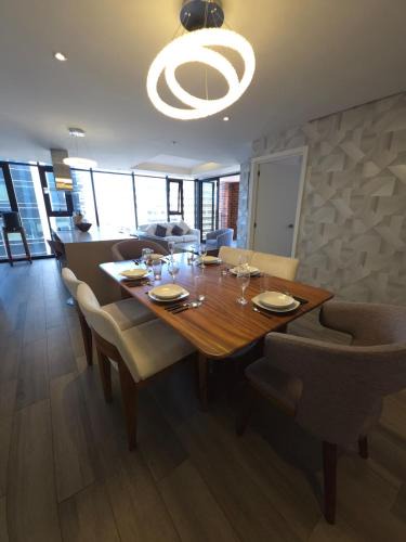Zona 10 Apartment | Apartamento de 3 Dormitorios, Zona 10, Parqueo, Gym, Piscina