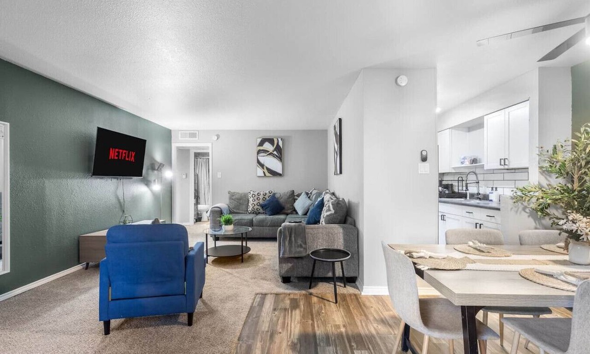 Central Arlington Apartment | Arlington 3BR | AT&T, Globe Life, 6 Flags, Parking