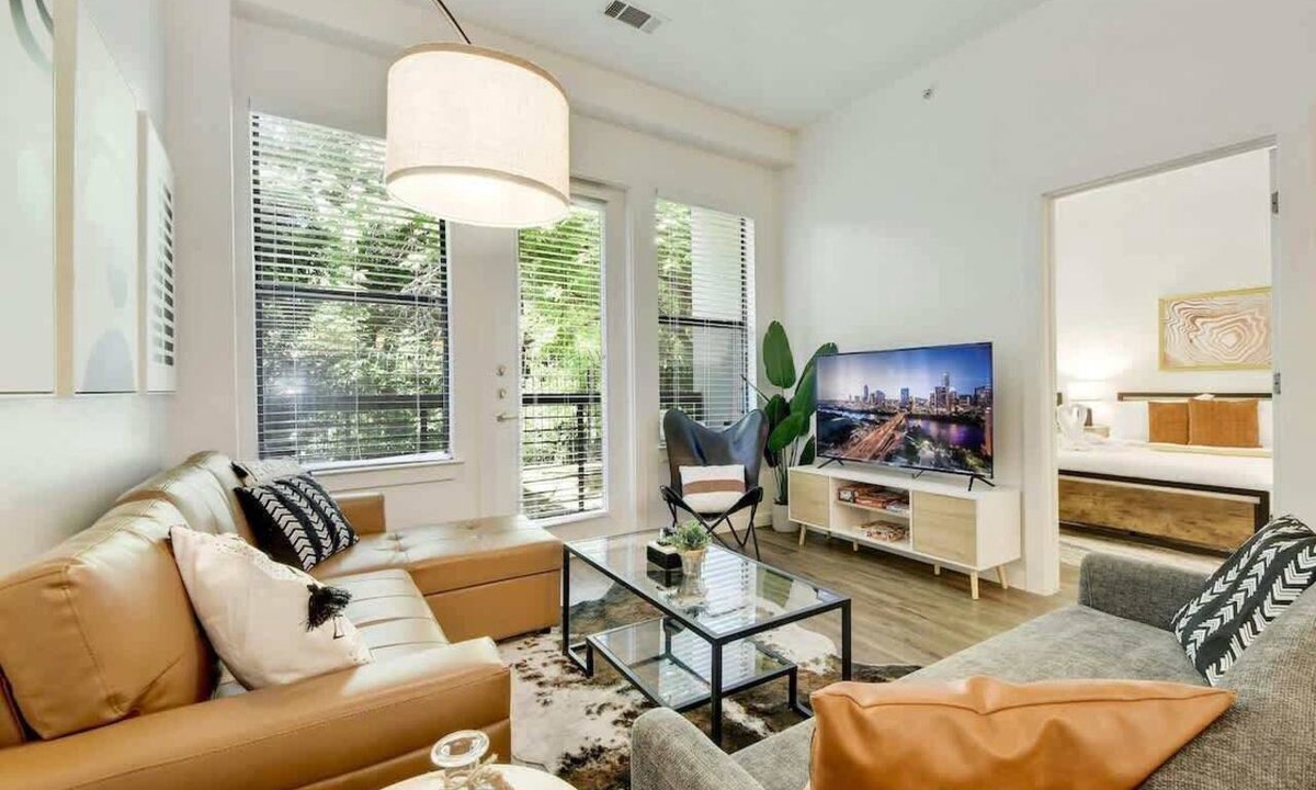 Travis Heights Apartment | Austin Style Getaway | Pool Gym Rooftop | Best Loc
