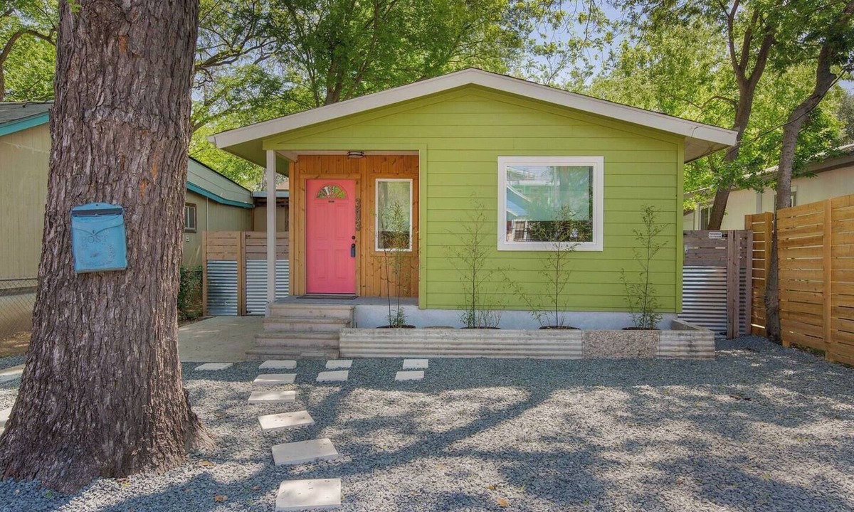 Holly House | Authentic ATX Cowboy Pool Home ❤️ Walk to East 6th St | Minutes to UT, COTA, ACL