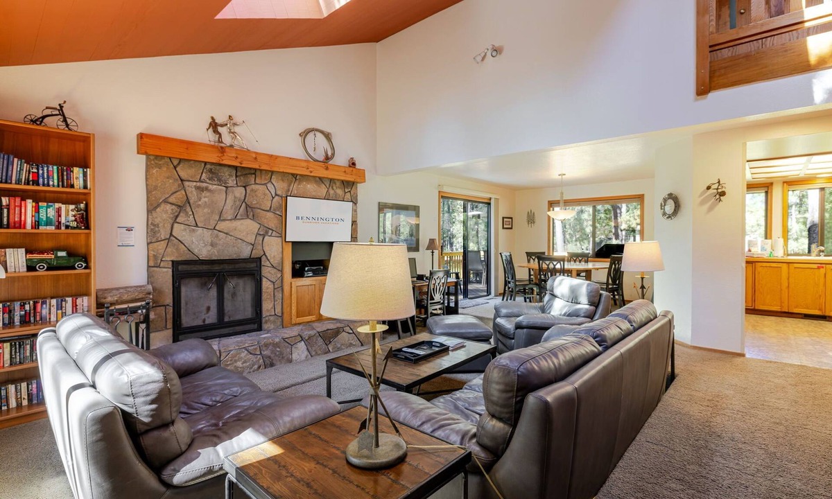 Sunriver House | BACK03 - Walk to Sunriver Village! Quiet Setting, 2 Suites, A/C, Hot Tub