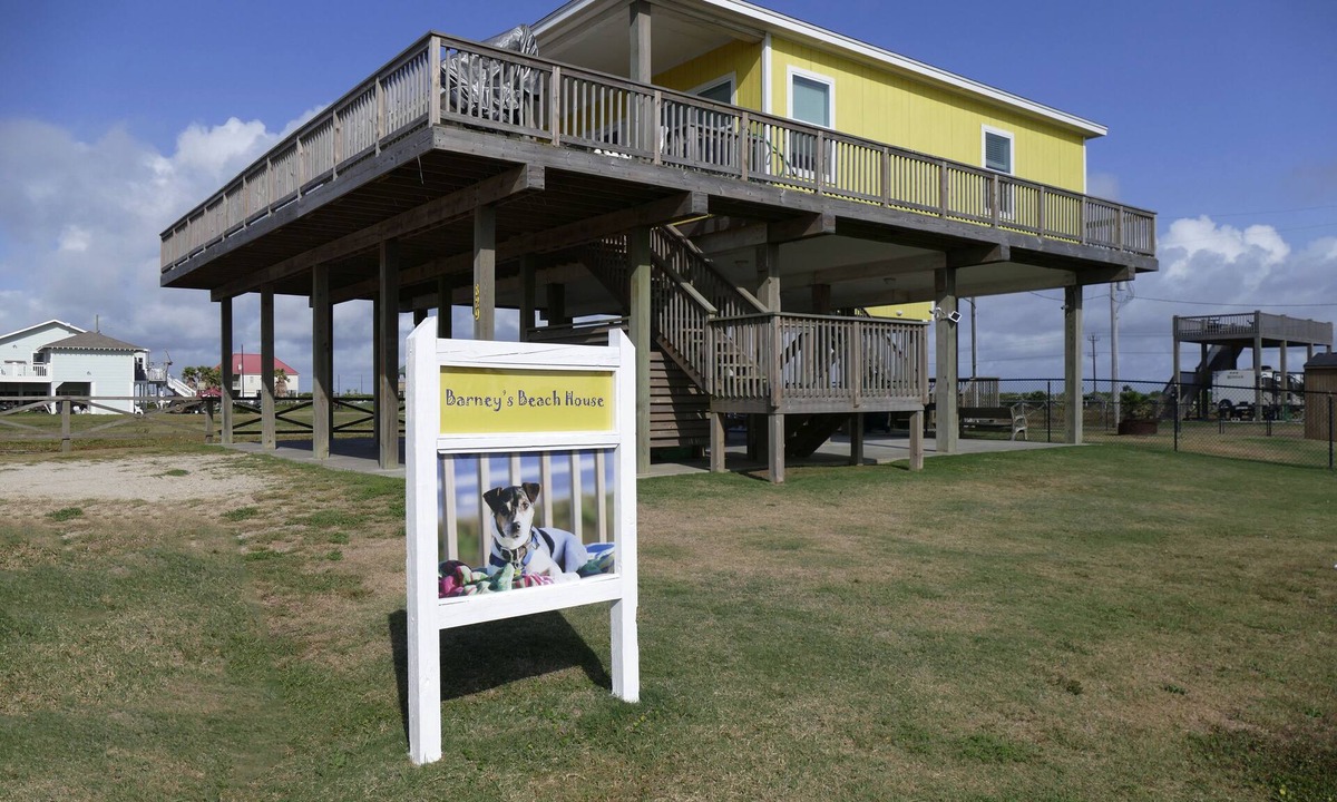 Port Bolivar House | Barney's Beach House - Ocean Front Fenced in yard for dogs