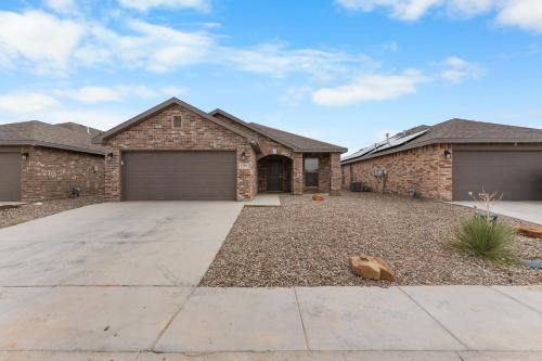 Odessa House | Basin Haven, King Suite, Clean Modern 3BR, Garage