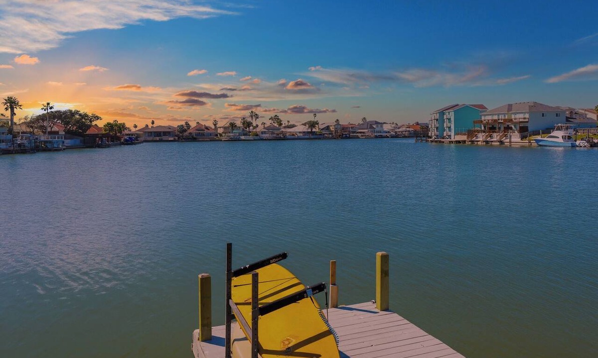 Corpus Christi Condo | Bay Breeze Escape Waterfront Sleeps 9