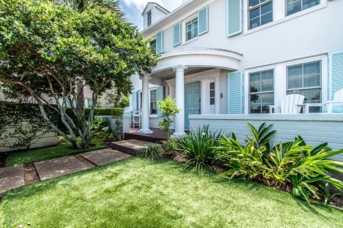 Del Mar House | Bayfront Breeze on Ocean Drive Sleeps 15