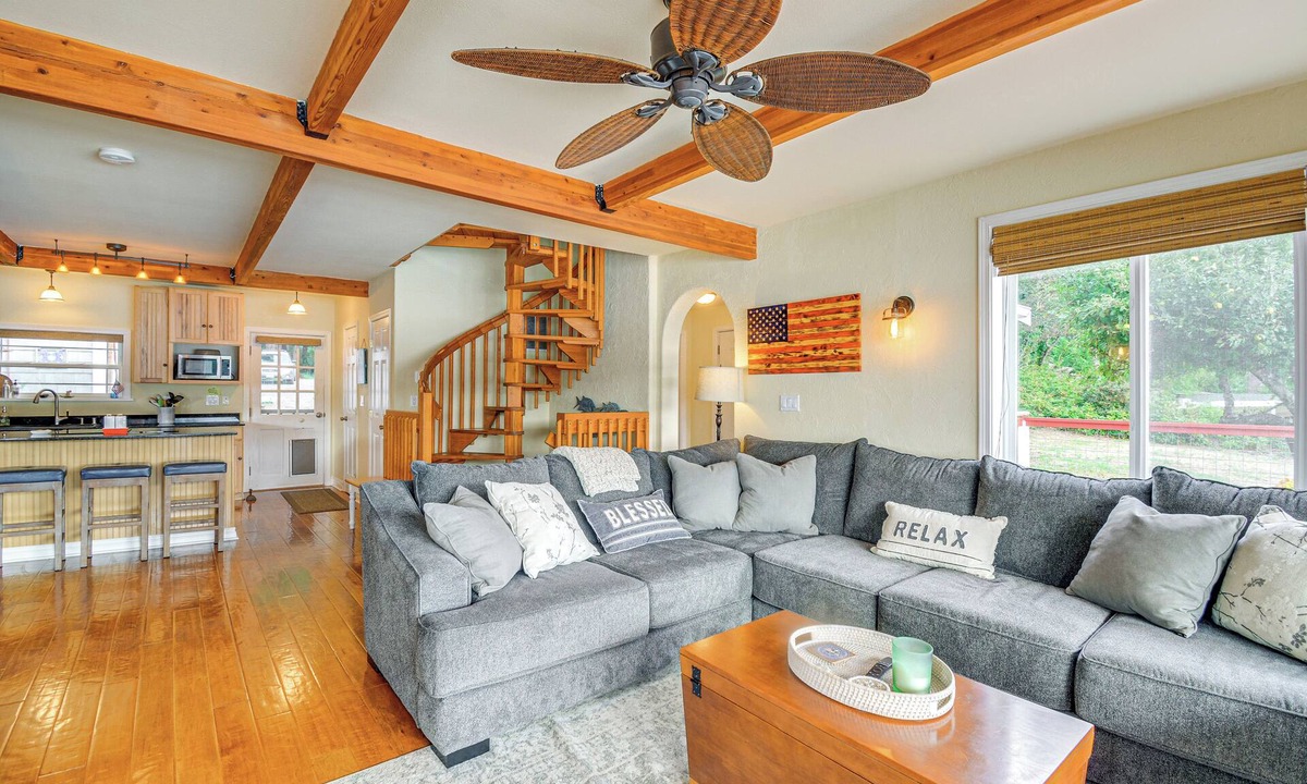 Vaughn House | Bayfront Home w/Private Beach in Vaughn!