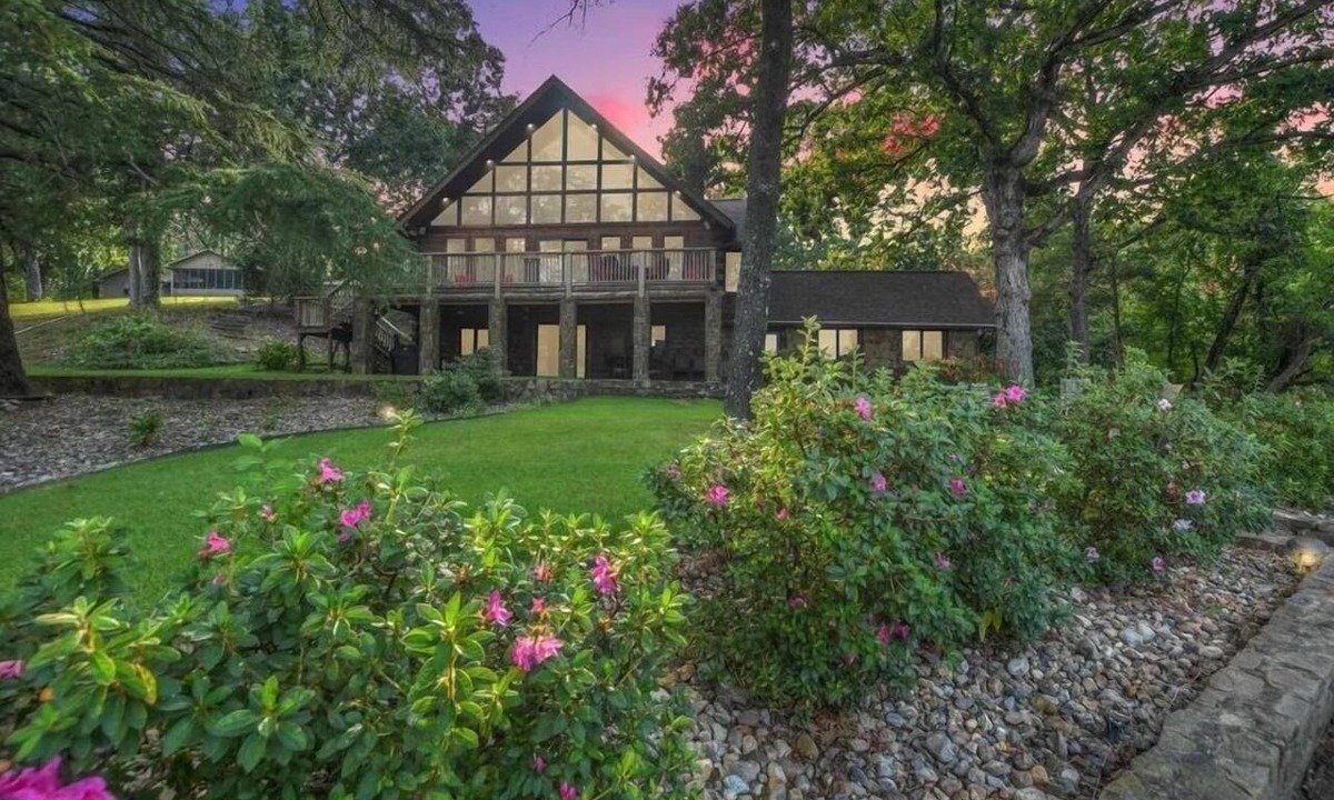 Piney Cabin | Beach Haven Hideaway- Luxury Log Cabin on Lake- Sleeps 12 with boat dock & ramp