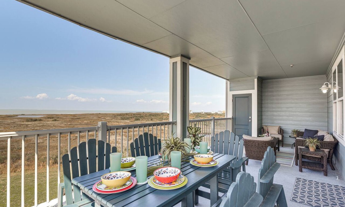 Red Fish Cove Condo | Beach + Pool Access: Resort Getaway in Galveston!