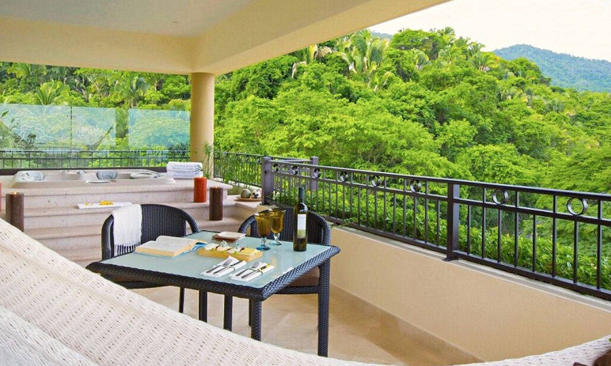 Alta Vista Resort | Beachfront 3 Bedroom Suite with Jacuzzi