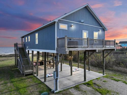 Port Bolivar House | Beachfront 4BR - Tiki Bar, Yard Games, Pet-Friendly