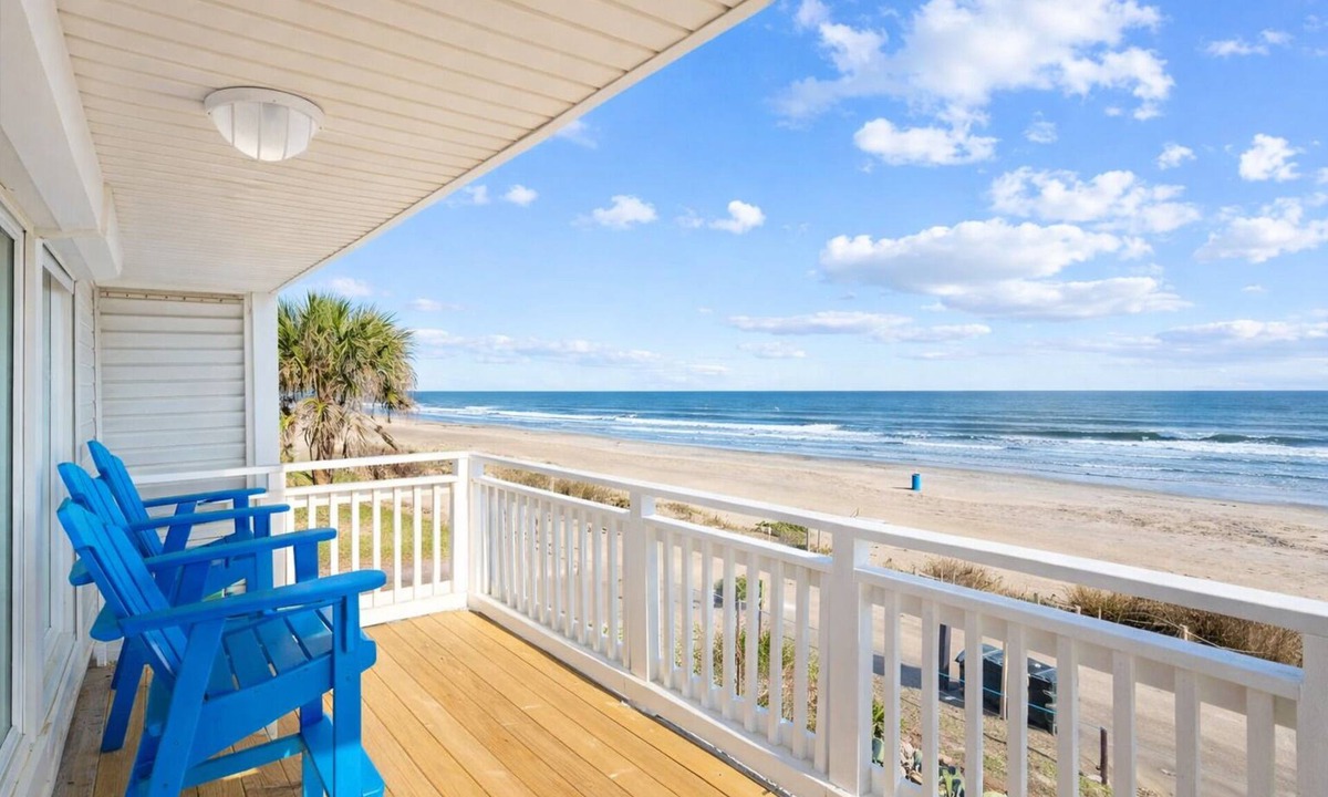 Bermuda Beach House | Beachfront 5BR | Hot Tub & Sauna | Wraparound Deck | Sleeps 14 | Pet-Friendly