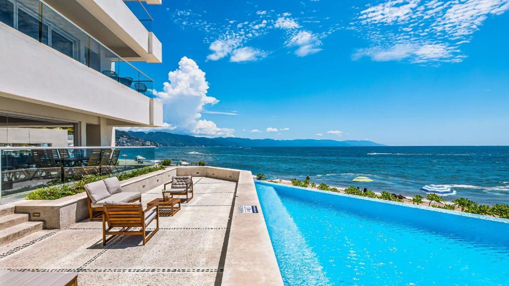 Las Glorias Apartment | Beachfront, Private Pool, Theatre Room, Views!