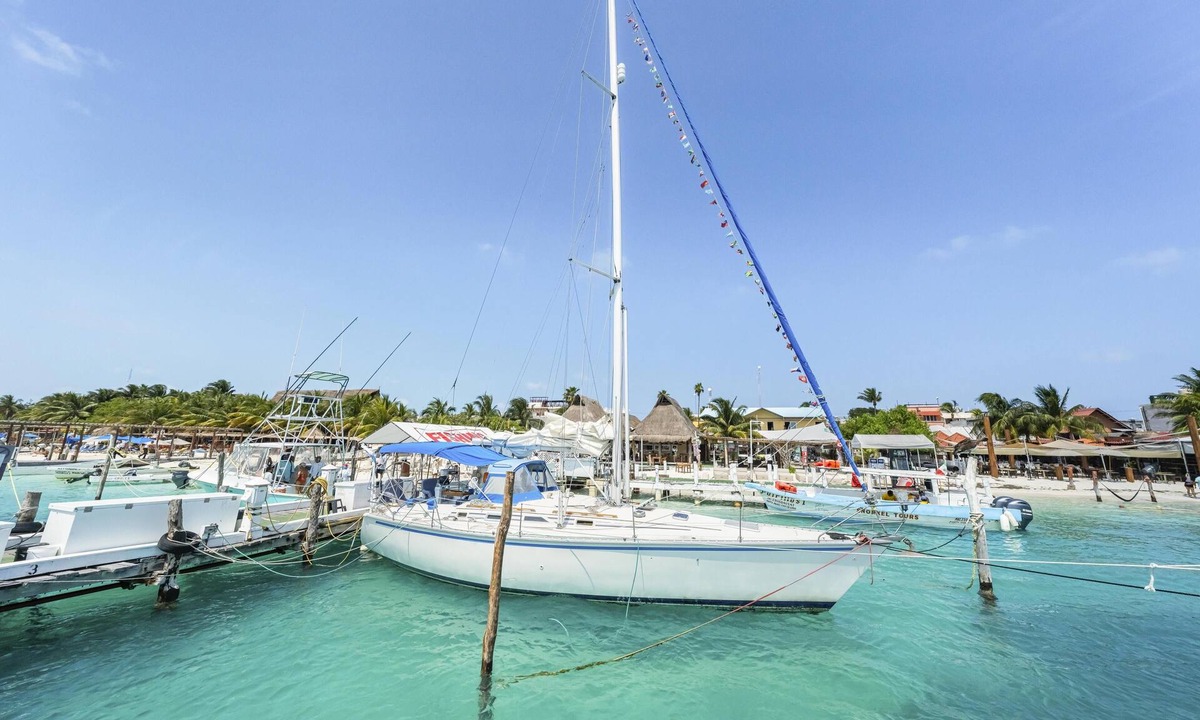 Centro - Supmza 001 Boat Rental | Beachfront Private Sailboat w/AC and bathroom