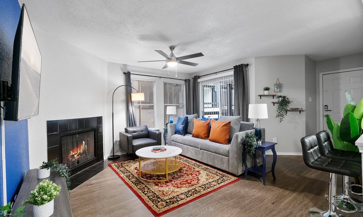 University Hills and Windsor Park Apartment | Beautiful 2BD/1BA in University Hills d56d