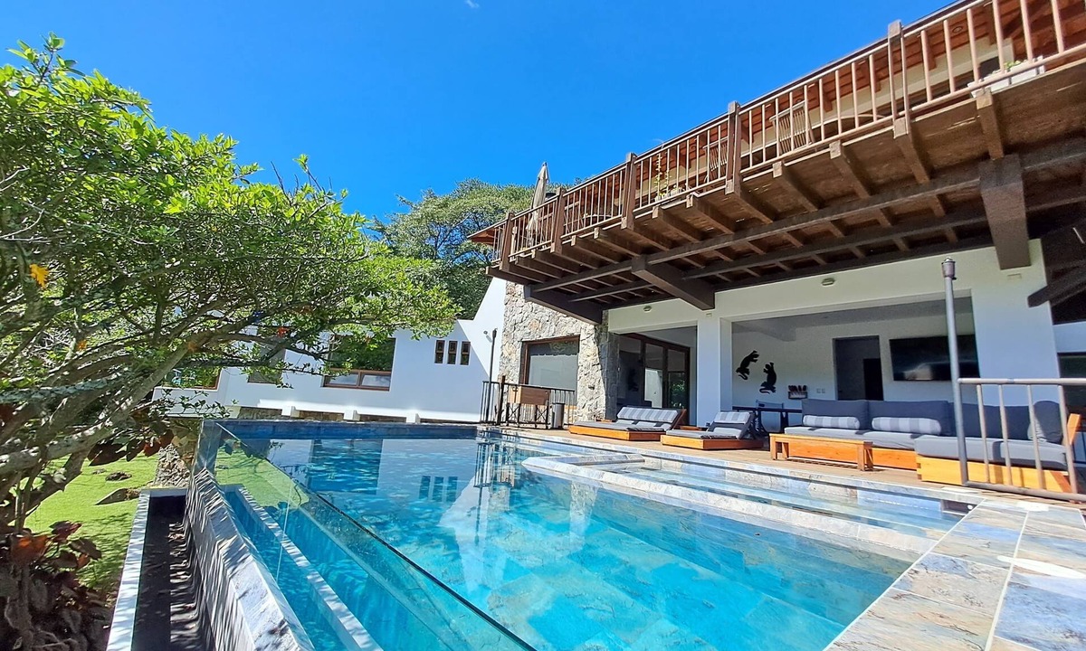 San Lucas Toliman House | Beautiful and Modern 5 Bedroom Lakefront Paradise with Pool-Jacuzzi-Sauna