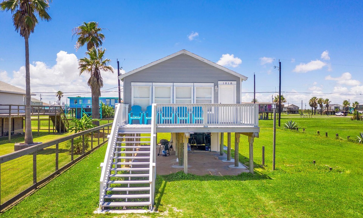 Surfside Beach House | Beautiful coastal home recently renovated and ready for travelers