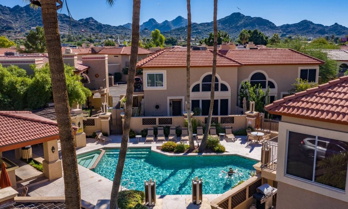 North Mountain Condo | Beautiful Phoenix Vista Condo Sleeps 8, Wifi, Cable, 3 Pools, Gated, Quiet!