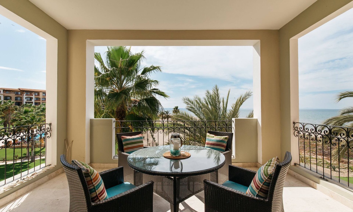 La Paz Apartment | Beguiling pool-ocean view unit