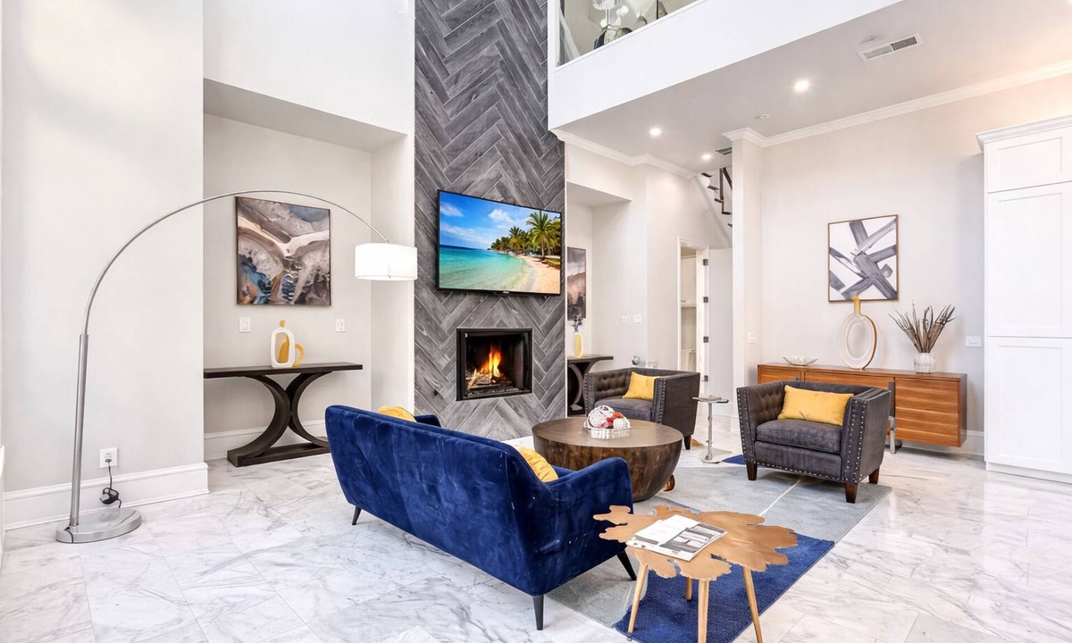 Oak Lawn House | Best Area of Dallas - Luxury Oak Lawn Oasis, Game Room, Parking, Balcony