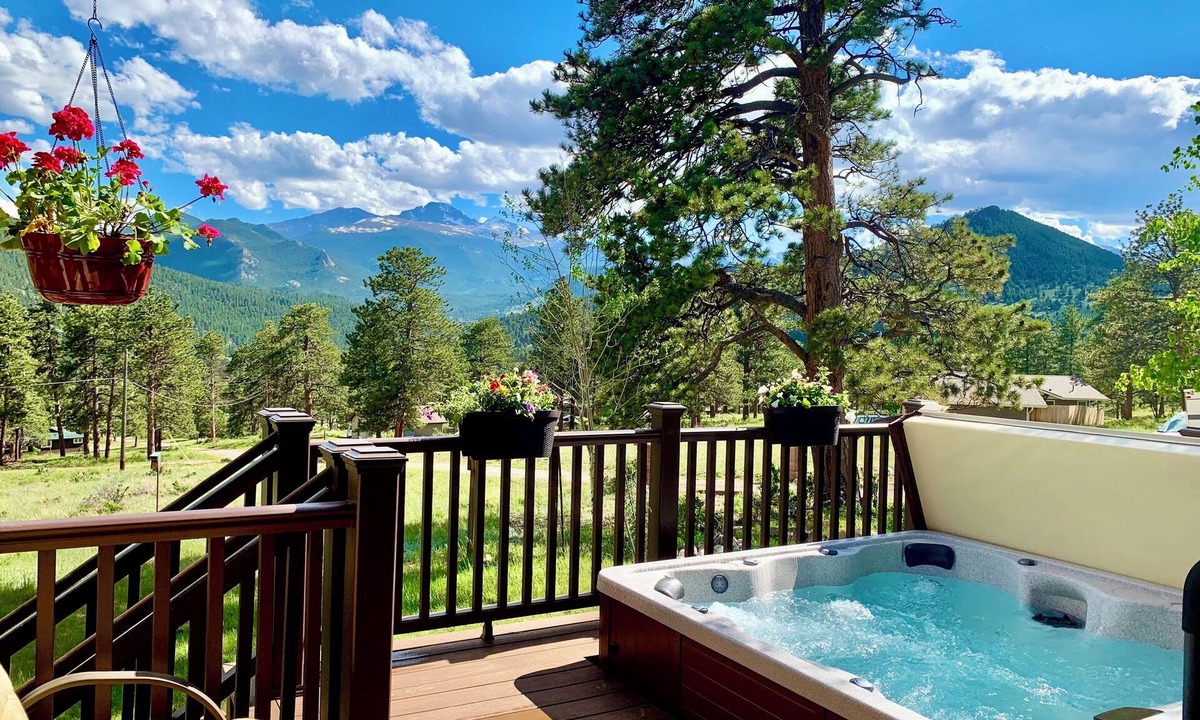 Estes Park House | Best Views-Coaster Passes-Next to RMNP-Pool-Hot Tub-Fireplace-King Bed-A/C-BBQ