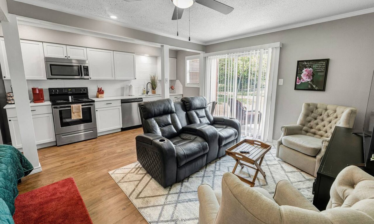 College Station Apartment | Blossom: Ground Floor, Comfy King Bed