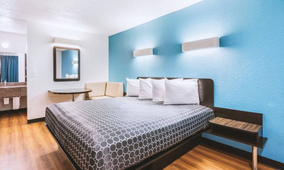 Beeville Hotel | Blue Way Inn & Suites Beeville-Deluxe 1 King Bed with Kitchenette NS