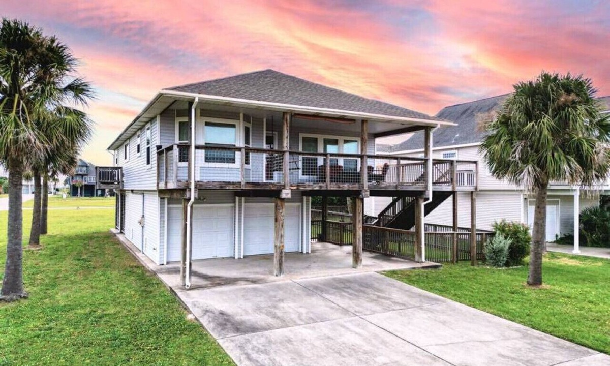 Pirates Beach House | Bounty Pet Friendly · Entertain & Relax at our Beach Home - Pet Friendly