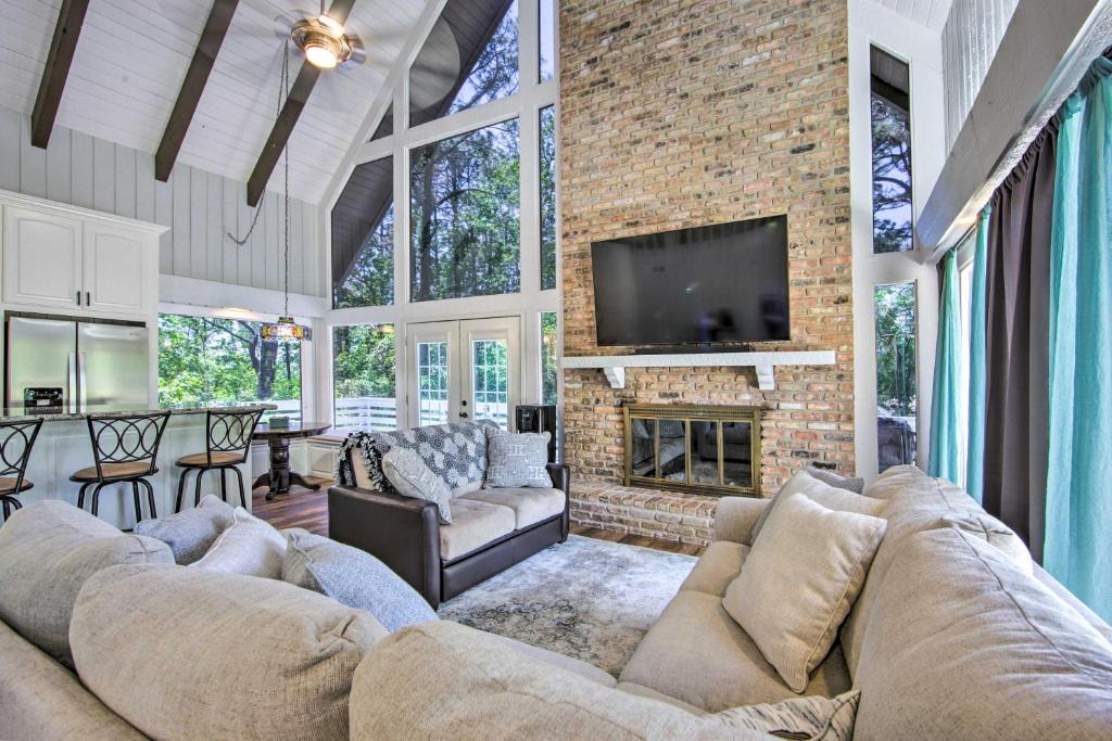 Brookeland House | Brookeland Resort Cabin w/Golf + Lake Access