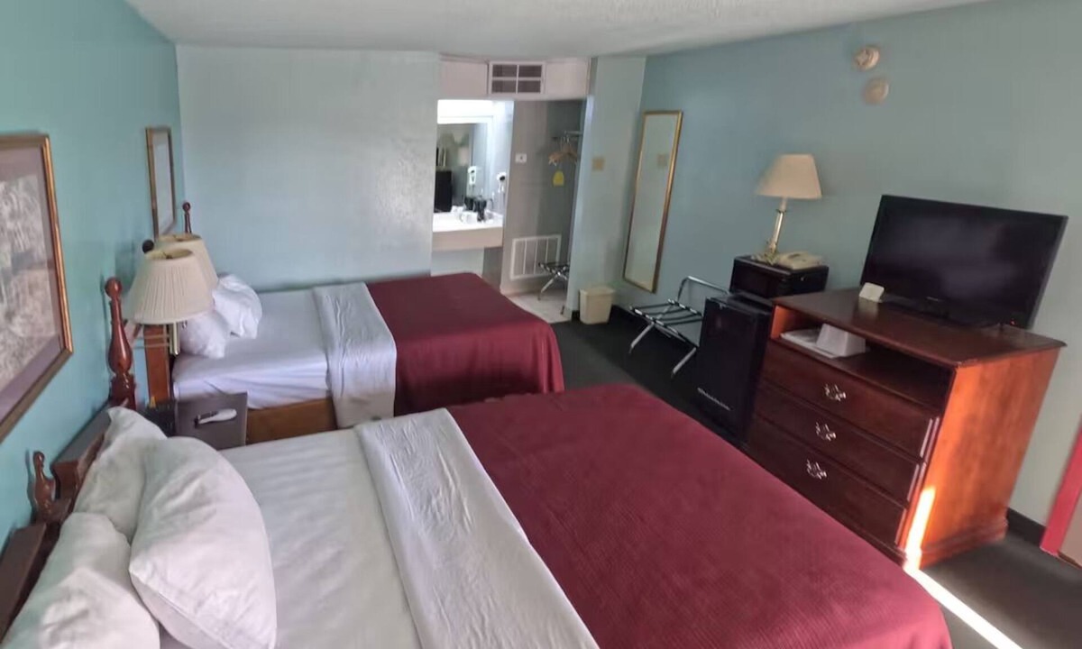 Vega Hotel | Budget-Friendly Room by I-40 – Great Overnight Stop w/Free Parking & Breakfast