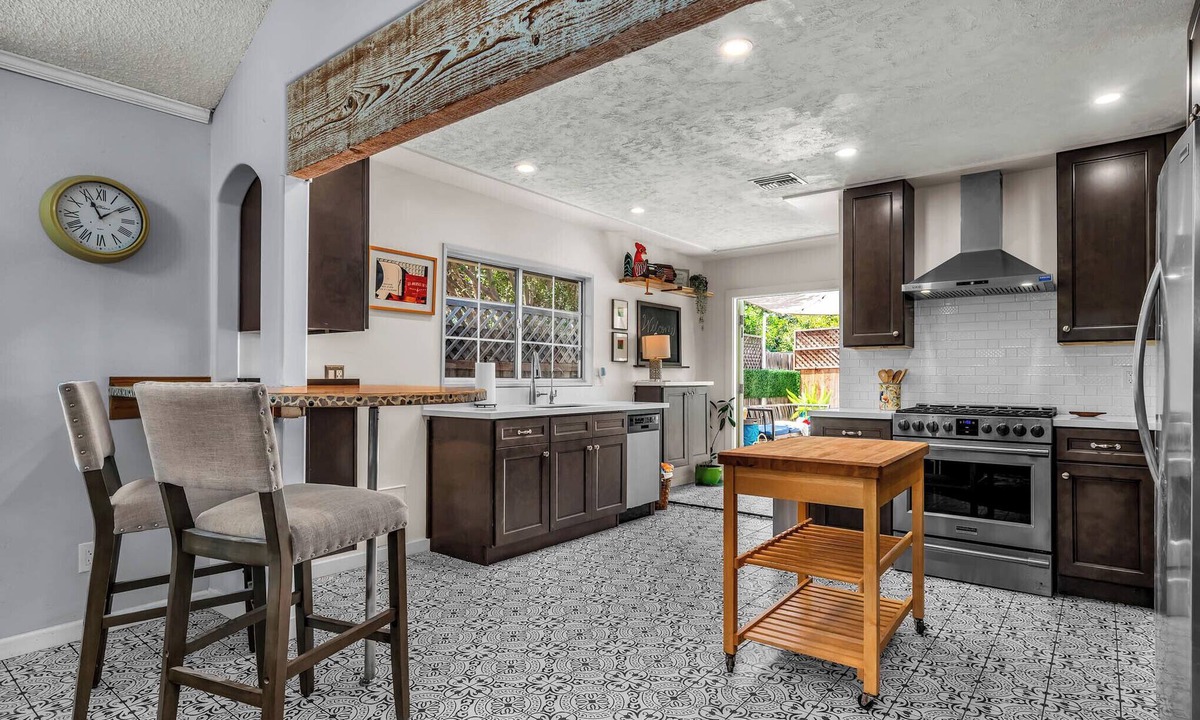 Burbank House | Bungalow Retreat Explore in Walk-able Location. Close to Universal n Warner Bros
