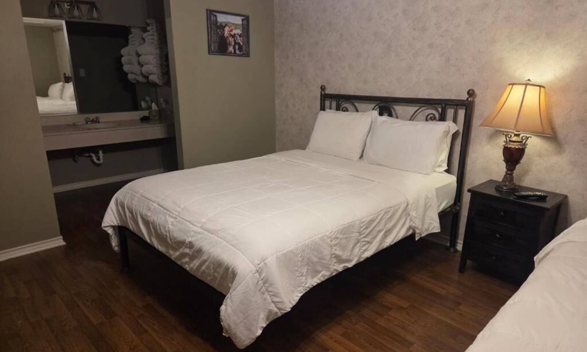 San Saba Hotel | Burnham's Lodging