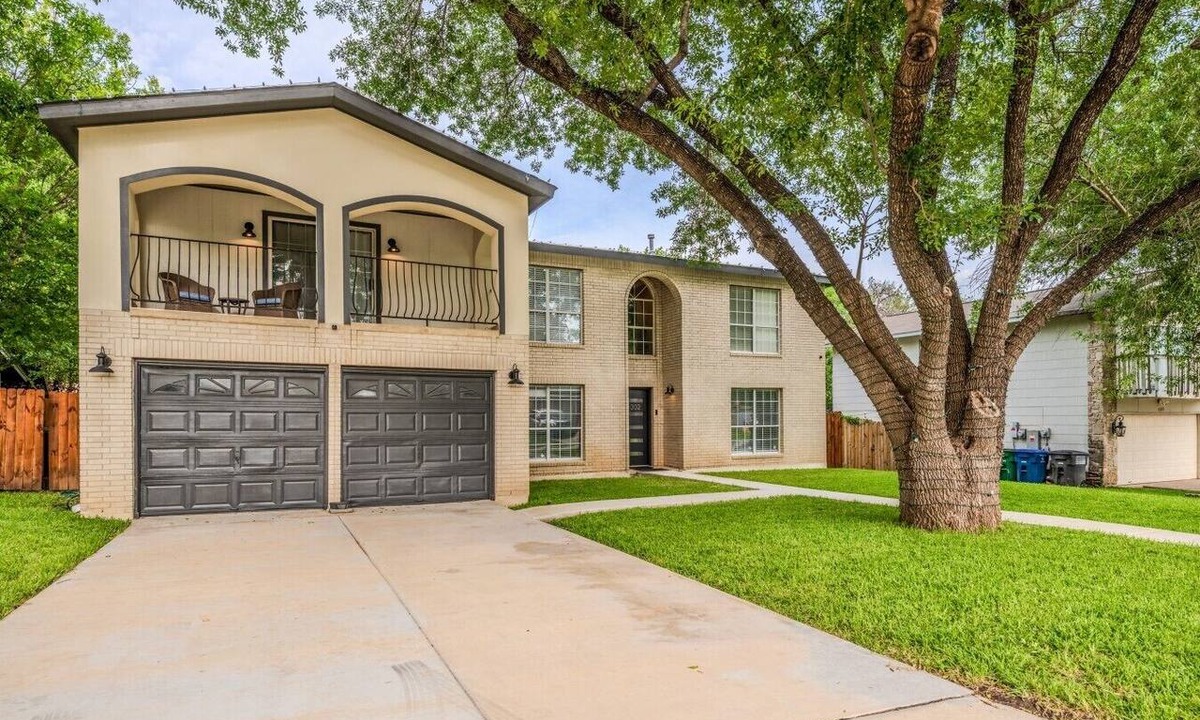 Heritage House | Casa de Valdes: Spacious Two-Story Home Near SeaWorld and Military Bases