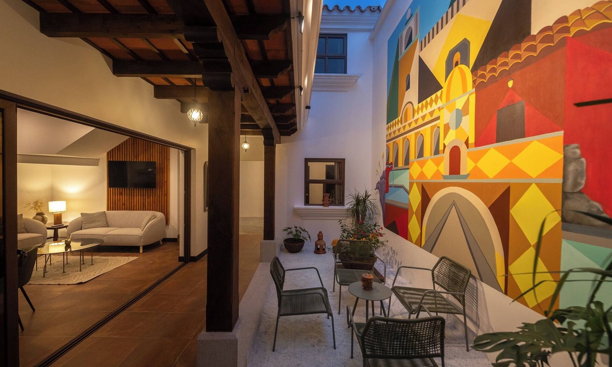 Antigua Guatemala House | Casa Los Murales A/art. style. peace. king bed