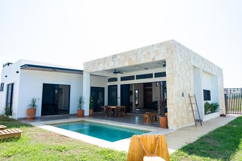 Barra de Colotepec Villa | Casa Yuu - Pool and Private Garden near the sea