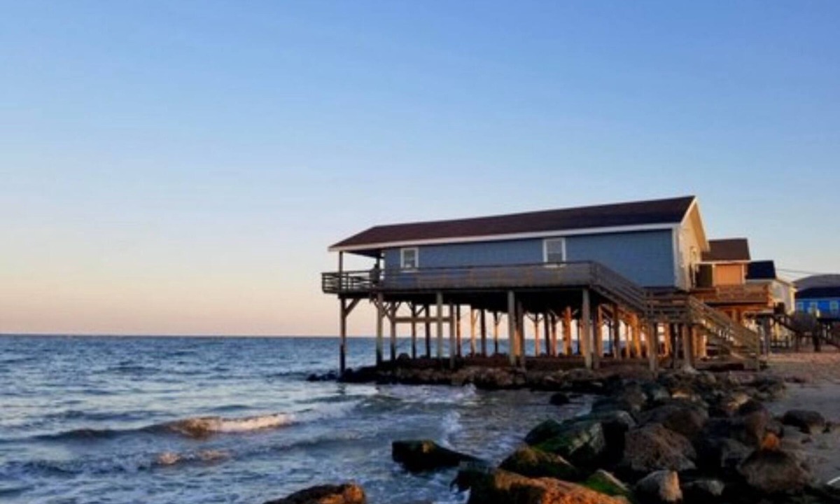 San Luis House | Cast-Away Deck Fishing! Pets! 3 bed 2 bath. Huge fish! House in the water!