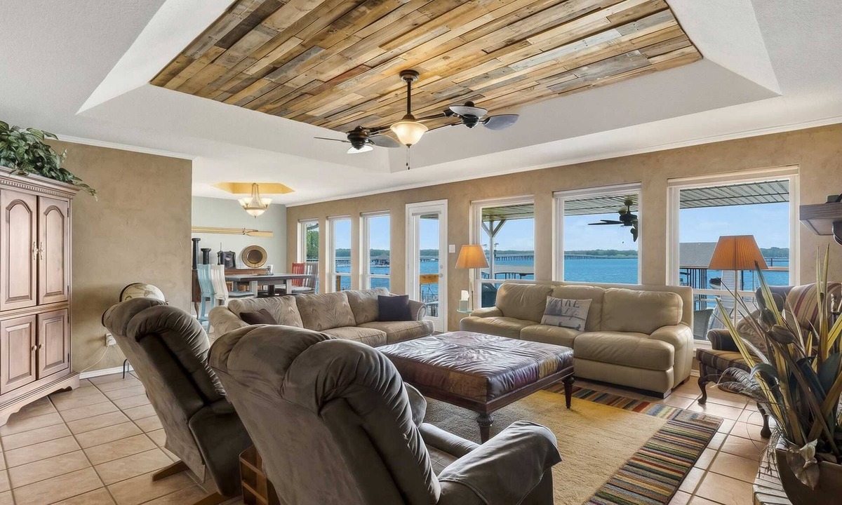 Enchanted Oaks House | Cedar Creek Lake Escape Lakefront + Private Dock