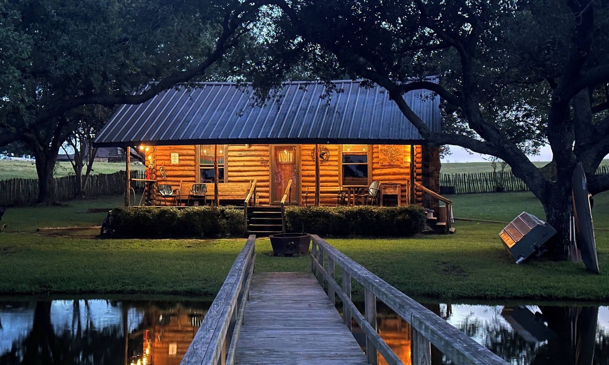 Minden Cabin | Charming 1-bedroom cabin over looking a pond & located on a cattle ranch