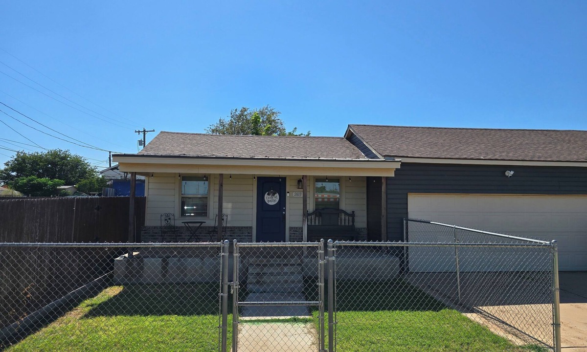 Lubbock House | Charming 1-bedroom house with garage in North Lubbock. Access to TTU & Medical.