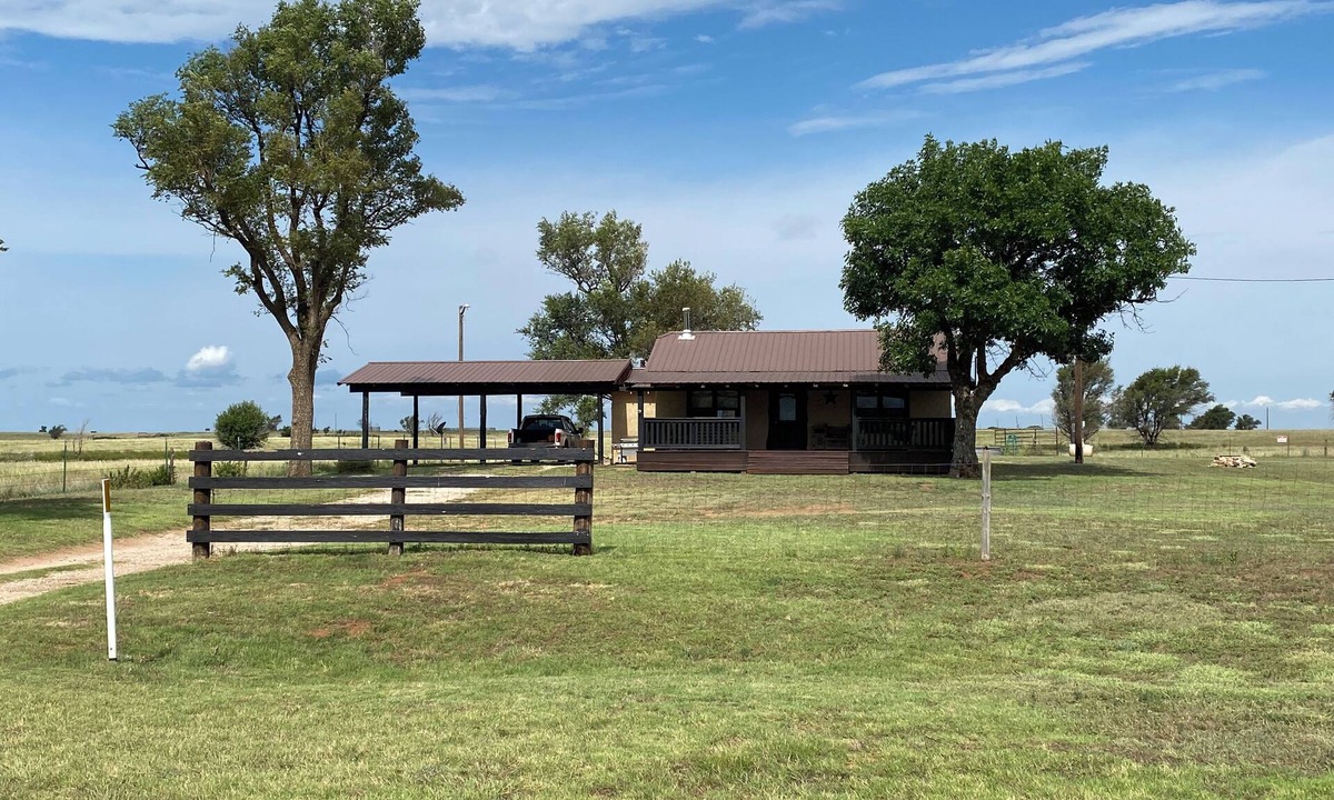 Samnorwood House | Charming 2-bedroom farmhouse in Shamrock, TX