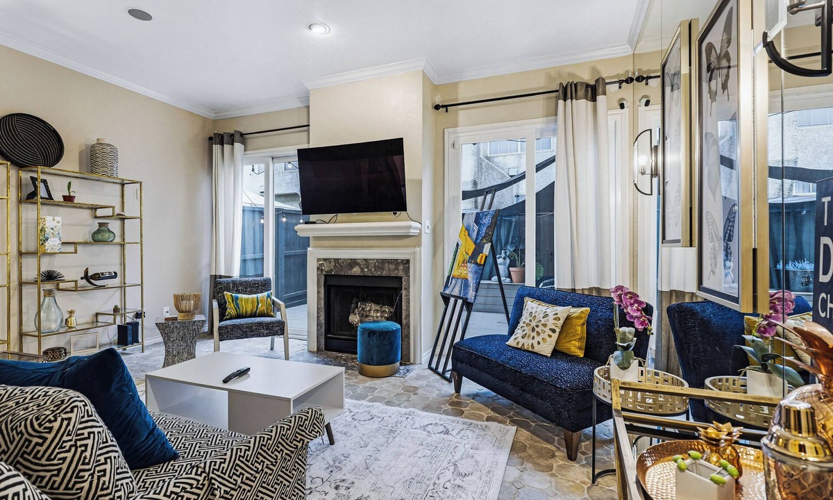 Oak Lawn Condo | Charming 2 Bedroom Holland Condo