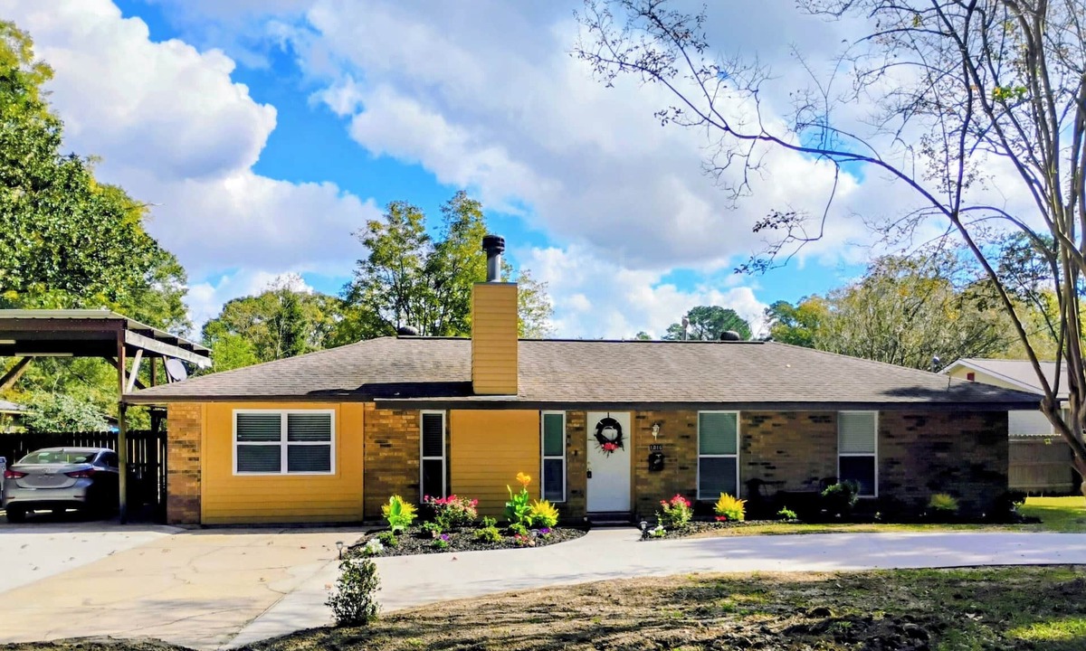 Denham Springs House | Charming 3 bd 2 bath cozy home in Denham Springs with AC and pool