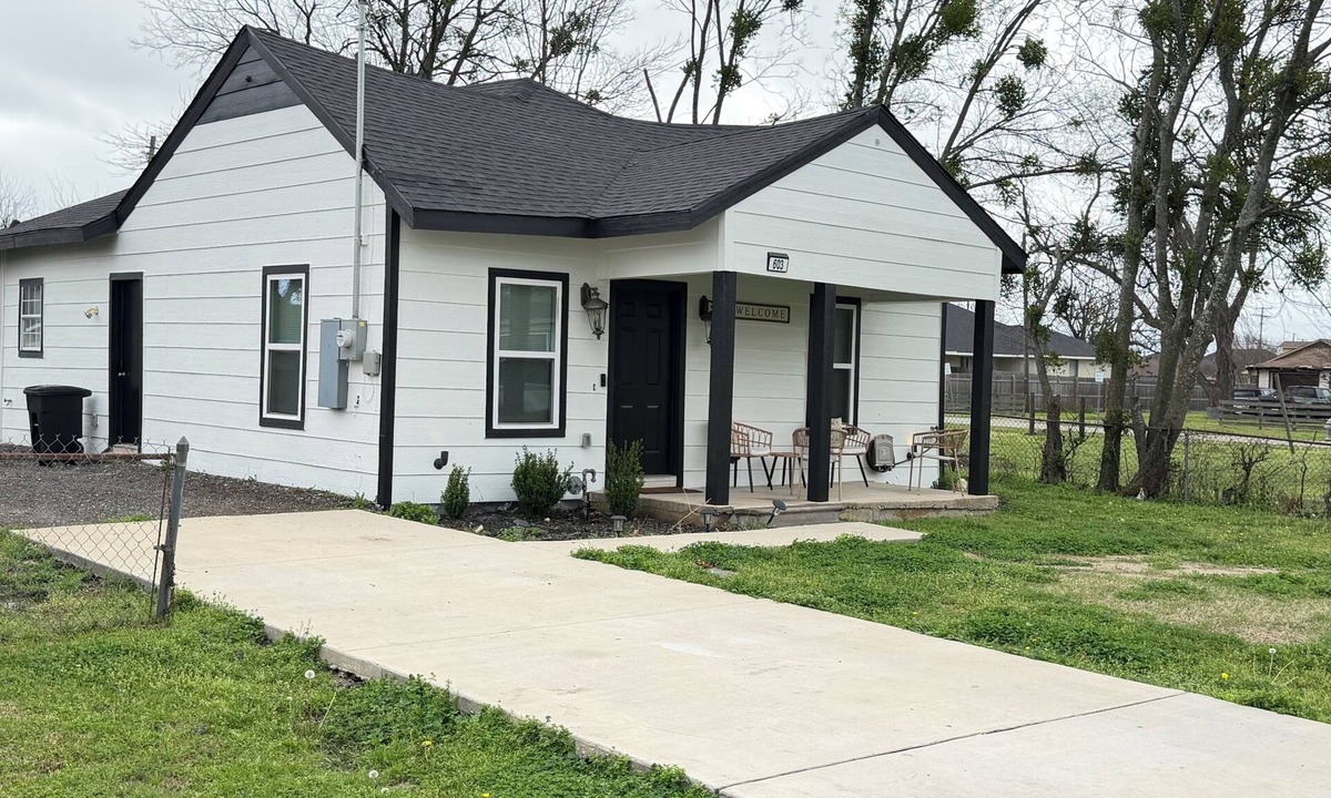 Terrell House | Charming 3-bedroom 2 bathroom house in Terrell with WiFi and AC